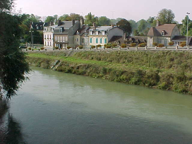 226 - DE JOLIES PETITES MAISONS AU BORD DU FLEUVE.jpg